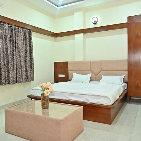 Indore Palace Bagian luar foto